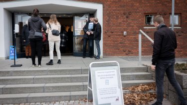 I søndags var det første gang, at kirker rundt i landet – som for eksempel her ved Christianskirken i Aarhus – skulle kræve coronapas af kirkegængerne, hvis der deltog flere end 200 mennesker i gudstjenesterne. Sognepræst Johannes Bartholdy Glenthøj opfordrer politikere til at få lavet reglerne om.