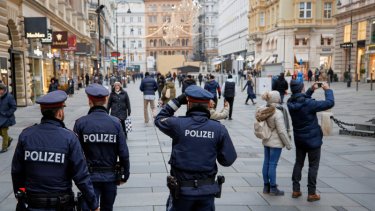 Politiet i Wien kan nu uddele bøder til uvaccinerede østriger, der trodser udgangsforbuddet.