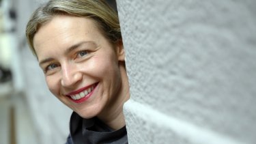 Lea Ypi var stolt, da hun som barn i det kommunistiske Albanien sværgede troskab til Partiet og modtog sit røde pionértørklæde. Få år senere, efter systemets kollaps, blev tørklædet brugt som pudseklud, og Lea Ypi fik pludselig nye sandheder at vide om si