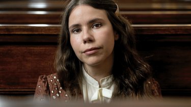 Journalist og tv-vært Sanne Cigale Benmouyal ville ønske, at sociale medier havde været opfundet, da hun var yngre. På den måde ville hun have haft lettere ved at række ud til nogen for at drøfte sin jødiske identitet, som gav anledning til mange spørgsmål gennem opvæksten. – Foto: Linda Kastrup/Ritzau Scanpix.