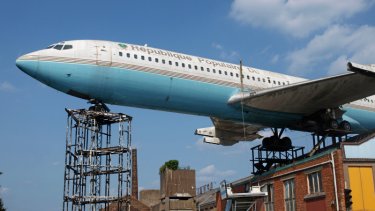 Når man står på en noget forsømt parkeringsplads i et industrikvarter i den belgiske provinsby Wetteren og kigger på det ret medtagne Boeing 707-fly, der står parkeret på taget af en bygning, der unægteligt også har set bedre dage. – Privatfoto.