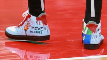 Det vakte opsigt, da den tyrkisk-amerikanske basketball-stjerne Enes Kanter spillede med disse støvler under en kamp som protest imod, at vinter-OL holdes i Kina.