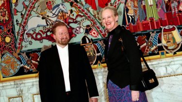 De danske monarker har med varierende evne og succes sat deres præg på Danmark. Fra Gorm den Gamle til dronning Margrethe II, der her ses sammen med kunstneren Bjørn Nørgaard på Christiansborg Slot i 2000 foran gobelinen med kong Valdemar IV Atterdag i centrum. DR 1’s serie ”Gåden om Danmarks første konge” bringer ingen store hemmeligheder, men er veloplagt, skriver Jesper Bacher.