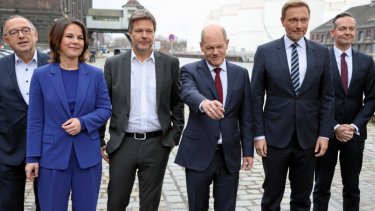 Olaf Scholz (pegende i midten) kan om to ugers tid blive valgt til SPD’s fjerde forbundskansler og som den første stå i spidsen for en trekløverregering med De Grønne og det liberale FDP som partnere. De Grønnes formænd Annalena Baerbock og Robert Habeck