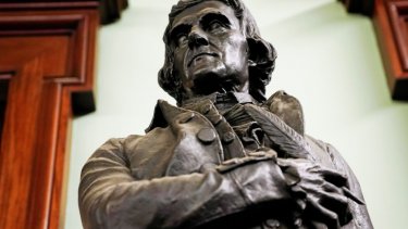 Denne statue af Thomas Jefferson, en af forfatterne til USA’s uafhængighedserklæring, er blevet fjernet fra rådhuset i New York.