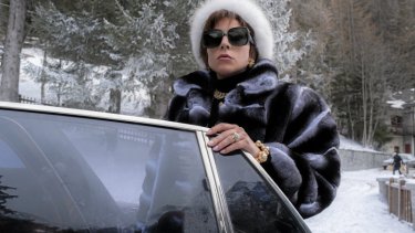 Lady Gaga spiller Patrizia med overdreven mimik og taler engelsk med en accent, der skal lyde italiensk, men lyder russisk.