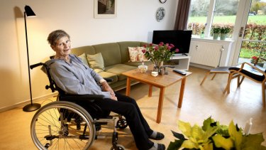 Én gang om dagen trykker personalet på knappen på Hanne Larsens CD-afspiller, så hun kan sidde i sin stue og høre lydbog. Det holder hende underholdt en times tid, og det er rart. For ellers kan eftermiddagen nemt føles lang, fortæller hun.