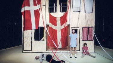 I ”For barnets skyld” må 12-årige Birgit leve med forældrenes skilsmisse og moderens jagt på en ny far.