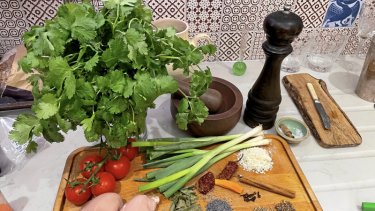 Chettinad kylling er navnet på denne intense karryret, der har sin oprindelse i Tamil Nadu i den sydligste provins i Indien. Mængden af ingredienser – ikke mindst frø, krydderier og urter er omfattende, når en karryret tilberedes fra bunden. Men belønning