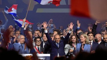0Mens den nyudnævnte præsidentkandidat for partiet Generobring Eric Zemmour fra scenen klagede over, at ytringsfriheden og den frie debat har strenge kår i Frankrig, fløj stolene til alle sider på de bagerste rækker.