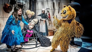 Forestillingen på Aarhus Teater bliver desværre aldrig en samlet hel oplevelse, og den opleves nærmere som enkeltstående scener.