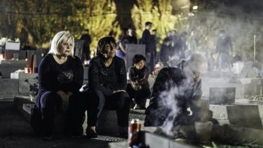 Slægtninge i armenske Jerevan mindes familiemedlemmer, som har mistet livet i konflikten i Nagorno-Karabakh.