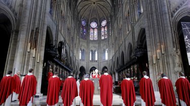 Genopbygningen af Notre Dames indre efter branden i foråret 2019 vækker stærke følelser i Frankrig. Her ses en præsteordinering i det berømte kirkerum i Paris.