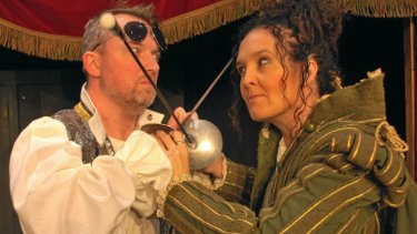 Hele anden akt af ”Shakespeares samlede værker” er dedikeret til Shakespeares absolutte sværvægter ”Hamlet”, som vi får i en både hurtig, lynhurtig og baglæns version.