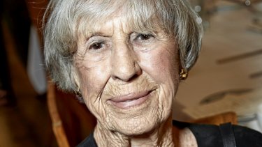Journalist og forfatter Lise Nørgaard har rundet 104 år. ”Det har varet længe”, som hun siger i en udsendelse om sit liv på TV 2. Desværre tager programmet sig ikke den fornødne tid og ro til at tale med hende, mener Birgitte Stoklund Larsen.