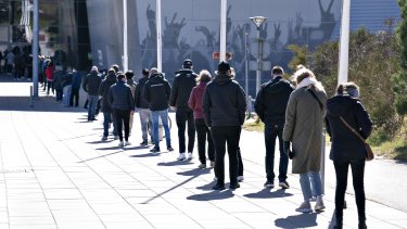 "Tidsfornemmelsen forsvinder, når ens verden bliver rystet. Tiden flyver af sted i corona-trummerummet."