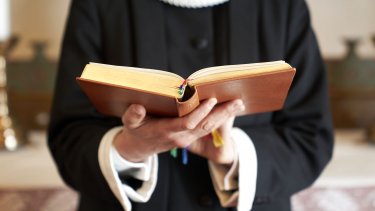 "Vi er i folkekirken nødt til at forholde os kritisk til den lutherske bekendelse i det forestående liturgiske arbejde," skriver Lars Sandbeck. Genrefoto.