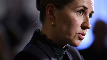 "Hvis statsministeren fortsætter sin tøven, ender hun med at skabe mere splittelse end samling," skriver debatredaktør Johannes Henriksen.