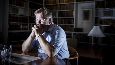 Den tidligere forsvarsminister Claus Hjort Frederiksen (V) er sigtet for at have videregivet statshemmeligheder. Straffen kan være helt op til 12 års fængsel.