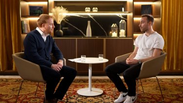 Fodboldkommentator Andreas Kraul interviewer fodboldstjernen Christian Eriksen i 29 minutter. Men resultatet er skuffende, skriver Kurt Strand.