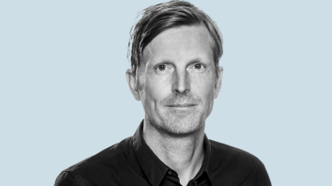 Forfatter Jeppe Krogsgaard Christensen, der også er litteraturkritiker ved Kristeligt Dagblad, har udgivet "Fra hus til hjem". Af gæsteanmelder fra Dagbladet Information Tommy Vorm får værket fem stjerner.