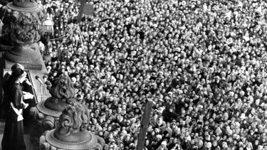 Dronning Margrethe udråbes til dronning af statsminister Jens Otto Krag fra balkongen på Christiansborg den 15. januar 1972. Dagen forinden sov hendes far Frederik 9. ind – og i samme øjeblik blev prinsesse Margrethe dronning af Danmark.