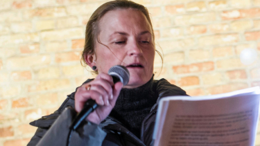 For en uge siden deltog Therese Strand Kudajewski i en demonstration mod regeringens coronahåndtering. Her gjorde sognepræsten det tydeligt, at hun talte som privatperson og ikke som præst.