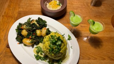 Årstidens frugt og grønt udgør grundstammen i denne uges veganske lørdagsmad. - Fotos: Bjarne Nørum
Kålrabidrink, råmarineret kålrabi samt stegt blomkål i kokos med kartofler er en vegansk anretning, som sætter vinterens grøntsager i højsædet.