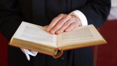 "Den stive og grå præst har altså kirkehistorisk støtte. Men hovedet skal op fra papir og bog," skriver Rasmus H.C. Dreyer, der er sognepræst på Agersø og Omø og ph.d. i kirkehistorie. Genrefoto.