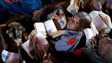 Center for Kirkeligt Udviklingssamarbejde (CKU) arbejder flere forskellige organisationer. Eksempelvis Dansk Flygtningehjælp i Malawi. Her ses skolebørn i Lilongwe i Malawi. Genrefoto. - Foto: Carlo Allegri/Reuters/Ritzau Scanpix.