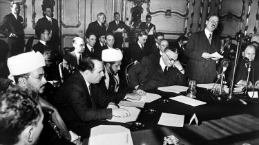 Som startskud på en Palæstina-konference i Lancaster House i London holder den
tidligere britiske premierminister Clement Attlee tale den 9. september 1946, mens inviterede repræsentanter fra arabiske stater lytter. Et halvt år efter blev der nedsat en kommission, der skulle finde "den bedste løsning på konflikten".
