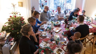Langt de fleste fejrer jul med familien, og det kan der komme meget bøvl ud af, skriver Birgitte Stoklund Larsen.
