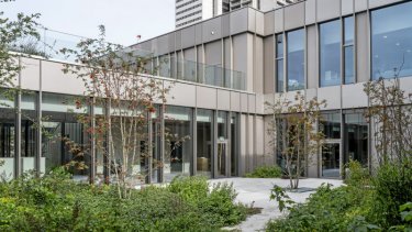 Blandt de fine træk ved hovedstadens nye diabetescenter er bygningens indre gårdhaver, der kan give mulighed for fred og eftertanke under bekymrende livsvilkår og for samtale med pårørende.