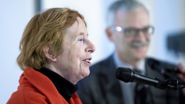 Mette Winge fotograferet i 2008 under en optræden ved BogForum. I baggrunden ses vennen og tidl. direktør for Gyldendal, Johannes Riis.