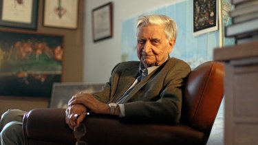 E.O. Wilson var optaget af myrer hele sit liv, efter at han som ung havde mistet størstedelen af synet på det ene øje under en fisketur. Her ses han på sit kontor på Harvards Museum for komparativ zoologi med et stort foto af myrer i baggrunden.