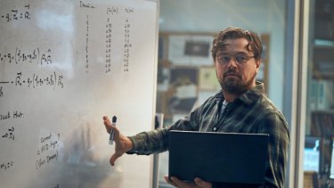 I ”Don’t Look Up” spiller Leonardo Dicaprio en forsker, der prøver at komme til orde i medierne med beskeden om, at en meteor snart vil ødelægge Jorden. Men mediernes skeptiske reaktion på hans dommedagsudsagn er fuldstændig urealistisk, lyder kritikken n