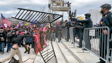 Der er flere voldsomme scener i den britiske dokumentarfilm ”Capitol-angrebet indefra – fire timer der ændrede USA”, som blev sendt torsdag aften på DR2. – Foto: