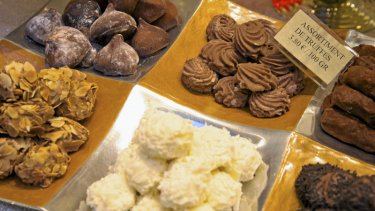 Belgien er berømt for sine lækre chokolader, som kan købes mange steder rundt omkring i landet. Men den slags turistbutikker skal der ikke være flere af, mener bystyret i Brugge, der er blevet klogere efter nedlukninger. – Foto: Robertharding/Ritzau Scanpix.