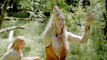 ”Jeg har simpelthen sjældent set noget så tåbeligt i fjernsynet,” skriver Sørine Gotfredsen om DR-serien ”Tro til salg”.