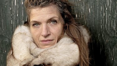 Iben Mondrup er født i 1969 i Danmark og opvokset på Grønland. Hun er uddannet billedkunstner fra Det Kongelige Danske Kunstakademi i 2003 og debuterede som forfatter i 2009 med romanen ”Ved slusen”. Med romanen ”Godhavn” fra 2014 fik hun sit store gennem