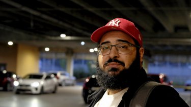 ”Anas, du kommer til at repræsentere islam i Sverige. Det er din opgave nu,” lød beskeden fra imamen til den bare 16-årige svensk-egypter Anas Khalifa. I to årtier var han en fremtrædende del af Sveriges radikale islamistiske miljø. I dag har han brudt med fundamentalismen.
– Foto: Johan Varning Bendtsen.