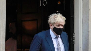 Boris Johnson er havnet i stormvejr, efter at det er kommet frem, at der blev afholdt et arrangement med mange deltagere og alkohol i Downing Street nummer 10 under den britiske nedlukning i maj 2020.