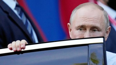 Den sovjetiske såvel som den russiske magt har altid været privat: Det rager ikke folk, hvad tsarerne laver,” siger Nina Khrusjtjova, professor og oldebarn af den tidligere sovjetiske leder Nikita Khrusjtjov.
