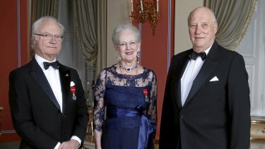 Dronning Margrethe flankeres her på det kongelig slot i Oslo af Sveriges kong Carl Gustaf (tv.) og Norges kong Harald i forbindelse med det norske kongepars 25-årsjubilæum som regenter den 17. januar 2016.