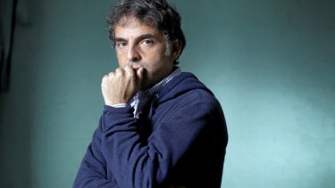 Etgar Keret er oversat til over 40 sprog og brød igennem med novellesamlingen ”Missing Kissinger” og arbejder i en bred vifte af genrer, blandt andre filmmanuskipter og grafiske romaner. Han er bosat i Tel Aviv, men opholder sig for tiden i Berlin. Her se