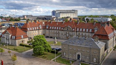 På Nyholm i København findes mange forskellige bygninger, der gennem skiftende perioder har lagt rum til værksteder, undervisning og opbevaring af materiel, som har beskyttet Danmark. Her er det udsigten fra Mastekranen på Nyholm.