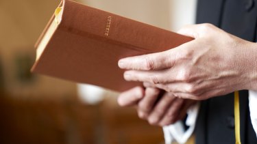 Sand kristendom er altid til samtale, hvilket alene verdens forskellige konfessioner og kirkelige retninger vidner om. Men man vil nok ikke debattere, om Judas var forræder, eller om Maria var Jesu mor. Alligevel optræder disse spørgsmål med et “ifølge”.