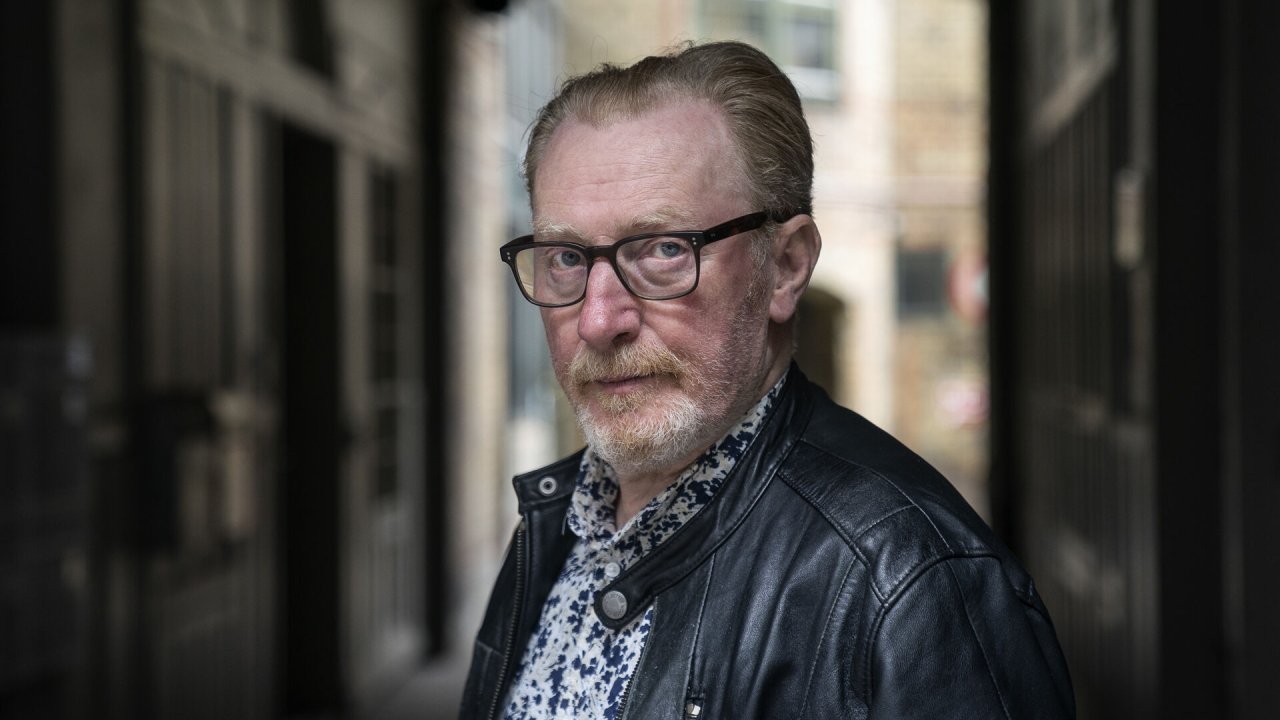 Reimer Bos teater er i virkeligheden bare et foredrag i en bus, som tilskueren gerne vil af fra | Kristeligt Dagblad
