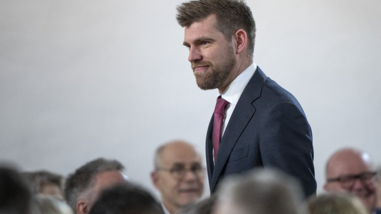 Minister Rolig Landdistrikternes nye minister vil give provinsen magten tilbage ...