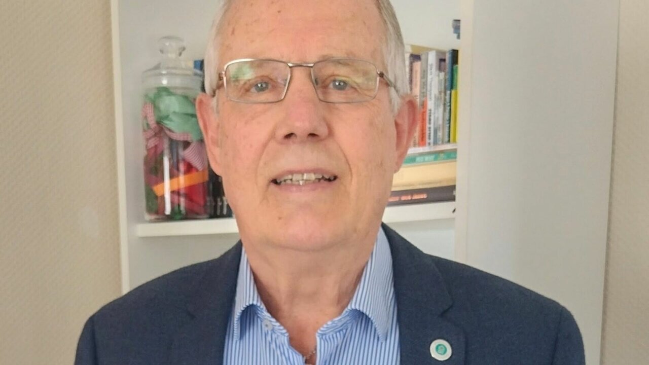 Carsten går fra rød til blå på grund af store bededag: Man